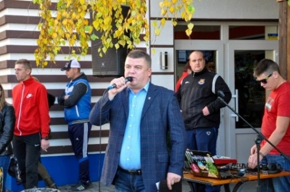 У Виноградові стронгмени встановили рекорд Закарпаття: протягнули заповнений людьми автобус – 01