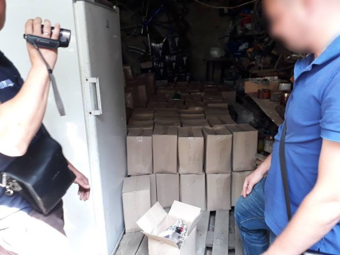 На Закарпатті поліція вилучила із обігу понад тонну фальсифікованого алкоголю – 02