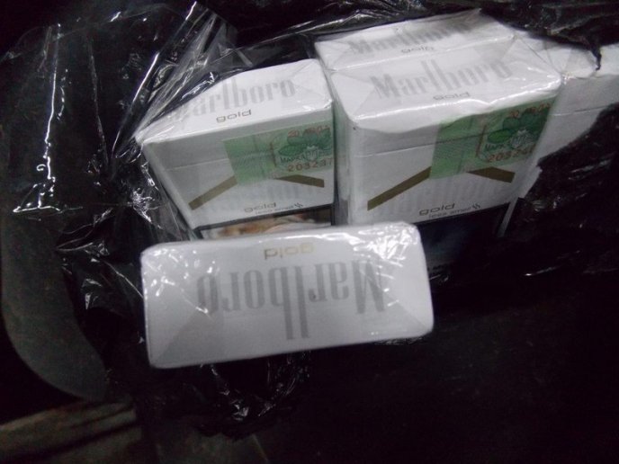 Митники виявили півтисячі пачок сигарет, приховані у вантажівці – 05