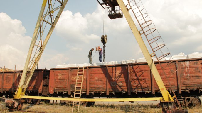 На Закарпатті під паливними брекетами виявили партію контрабандних цигарок – 01
