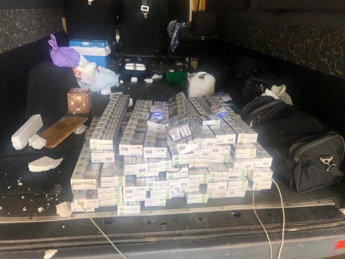 Чоловік намагався перевезти через кордон тисячу пачок сигарет – 02