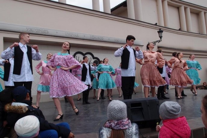 Як закарпатці в центрі Ужгорода танцювали – 18