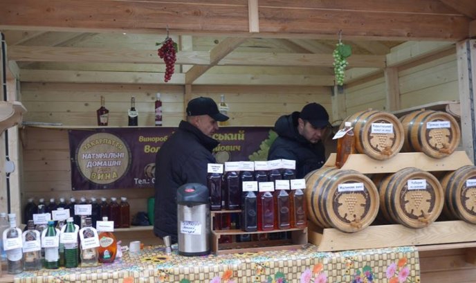 В Ужгороді на фестивалі можна скуштувати медовуху, різні смаколики та купити сувенір – 18