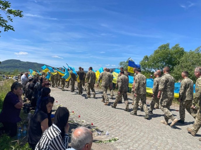 Балотувався депутатом до селищної ради: поховали закарпатця, який загинув на війні – 02