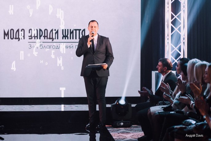 Мода заради життя: на Закарпатті відбувся ІІІ-й благодійний показ мод дизайнерки Роксолани Новак – 183