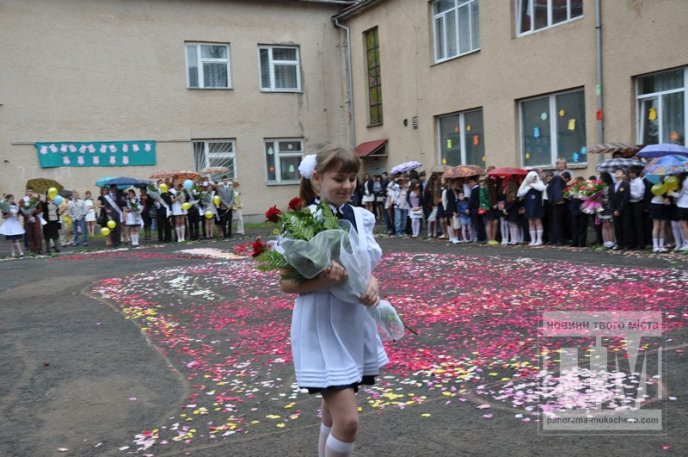Свято "Останнього дзвоника" зібрало у Мукачівській ЗОШ №7 багато гостей (ФОТОРЕПОРТАЖ) – 28