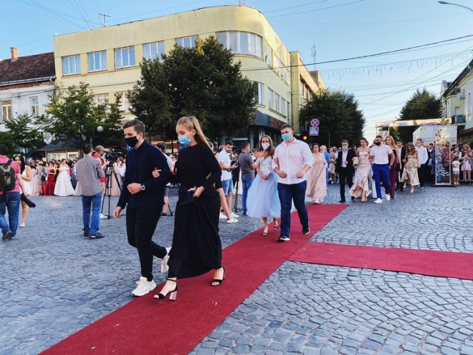 Парад випускників 2020: фото зі святкового дійства – 03