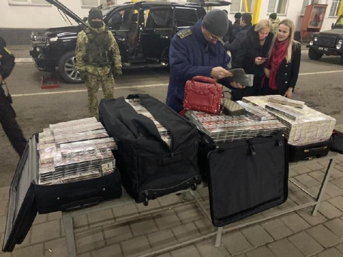 Скандал на КПП "Тиса": ввечері затримали знаного закарпатця із чималою партією контрабанди – 02 Скандал на КПП "Тиса": ввечері затримали знаного закарпатця із чималою партією контрабанди – 02