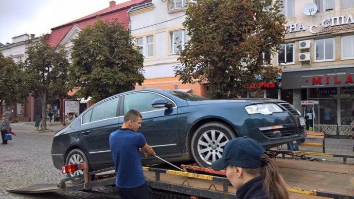 У Мукачеві муніципали складають протоколи на власників автівок за паркування в пішохідних зонах – 04
