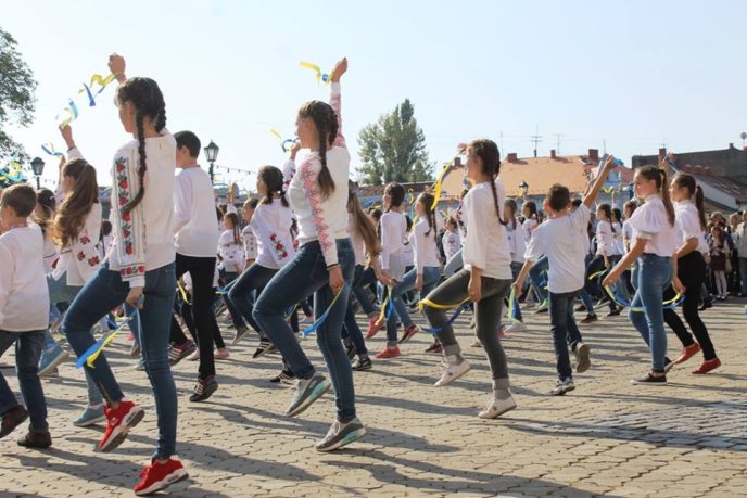 В рамках Дня міста Ужгород відбувся масштабний танцювальний флешмоб – 15