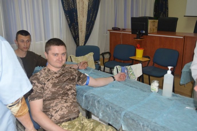 Прикордонники здавали кров, щоб врятувати чуже життя – 08
