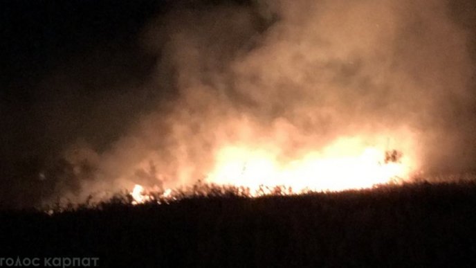 Велика пожежа у Виноградові: вогонь наближається до новобудов – 01