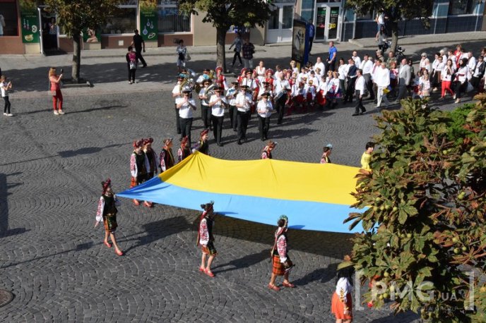 У Мукачеві стартував парад вишиванок – 05
