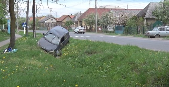 На Ужгородщині легковик зіткнувся з трактором (ФОТО) – 01