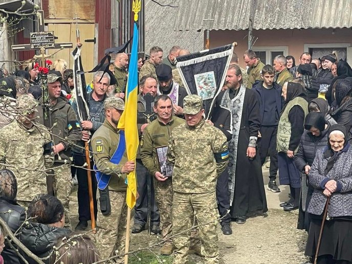 Одна із закарпатських громад прощалася із Героєм у його день народження – 04 Одна із закарпатських громад прощалася із Героєм у його день народження – 04