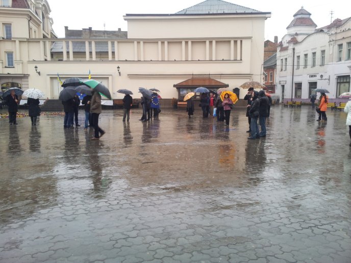 В Ужгороді люди також зібрались на Євромайдан (ФОТО) – 01