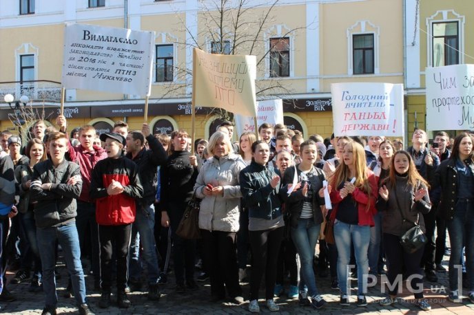 Протести у центрі Мукачева: сутички, заблокована ратуша та крики "Ганьба" в адрес мера – 01