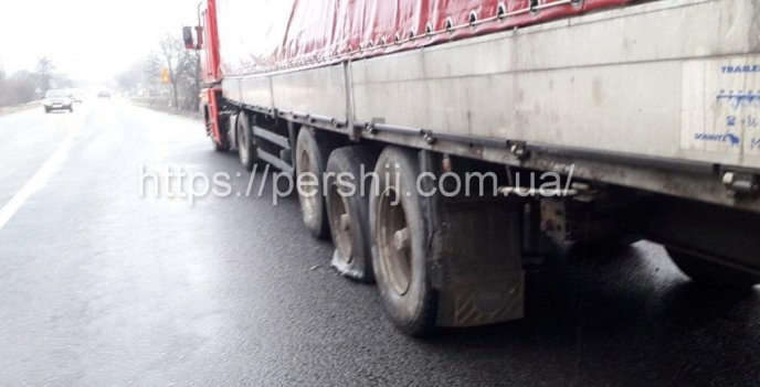 На Мукачівщині не розминулись вантажівка та легковий автомобіль – 04 На Мукачівщині не розминулись вантажівка та легковий автомобіль – 04