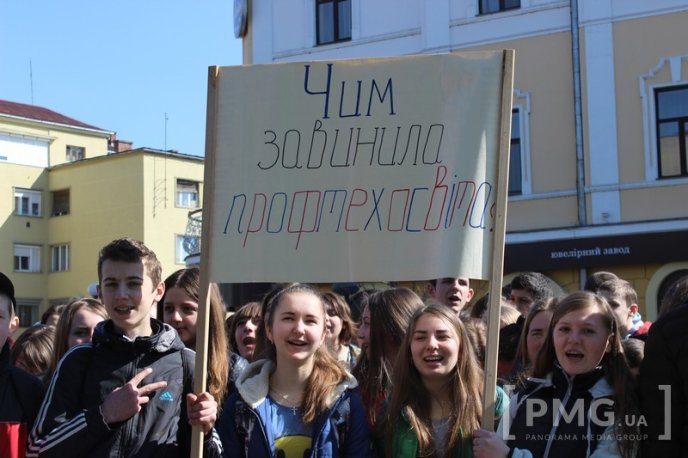 Протести у центрі Мукачева: сутички, заблокована ратуша та крики "Ганьба" в адрес мера – 04