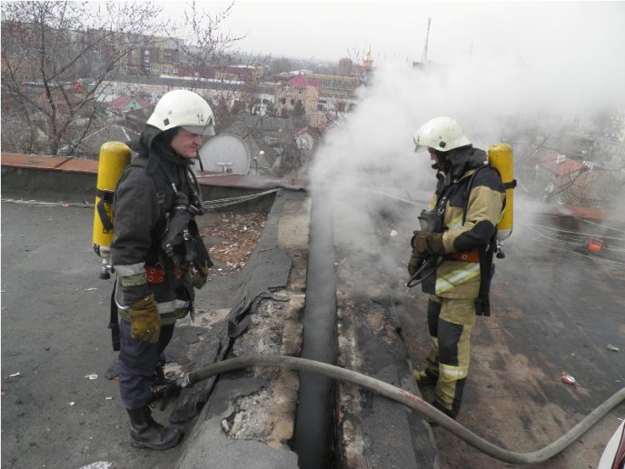Пожежа в багатоповерхівці Ужгорода: рятувальники підозрюють, що сміття міг хтось підпалити – 03 Пожежа в багатоповерхівці Ужгорода: рятувальники підозрюють, що сміття міг хтось підпалити – 03