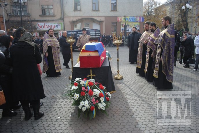 Сотні заплаканих очей провели в останню дорогу загиблого у зоні АТО мукачівця (ФОТОРЕПОРТАЖ) – 23