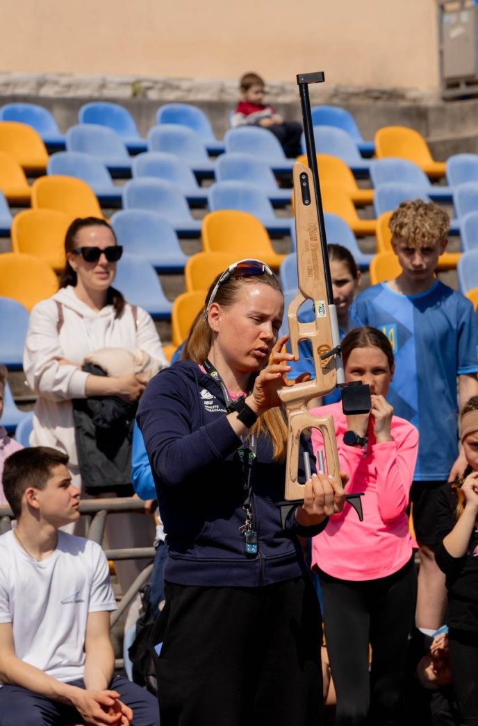 Анастасія Меркушина познайомила дітей з біатлоном / фото: Федерація біатлону України