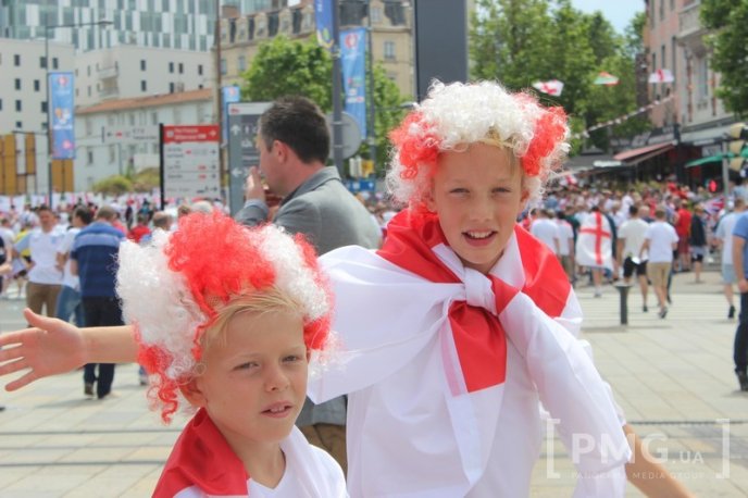 Словацькі та англійські фани розважаються у центрі французького Сент-Етьєна – 04