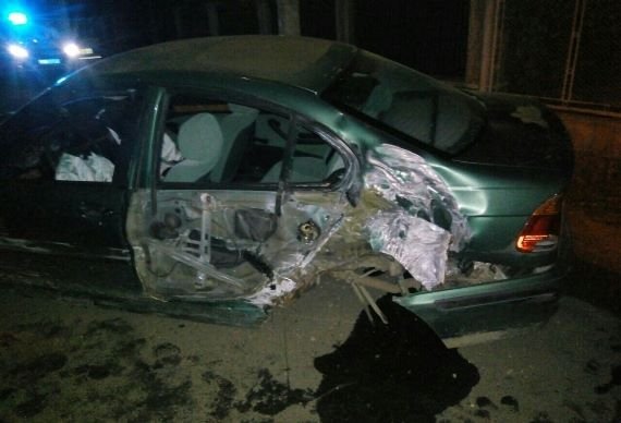 Легковик потрапив у ДТП: від удару машині відірвало колесо – 02