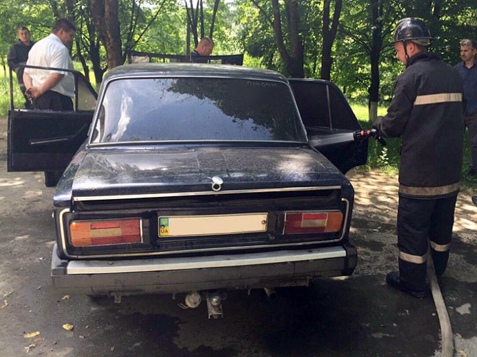 Хустські рятувальники загасили пожежу в автмомобілі – 02