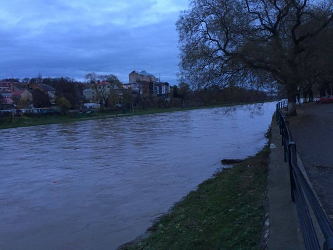 В Ужі вода дісталася до підпірних стінок набережної  – 03 В Ужі вода дісталася до підпірних стінок набережної  – 03
