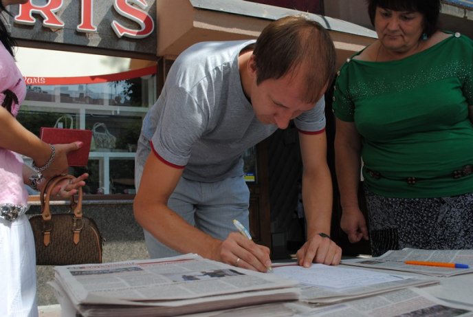 На другу річницю ув’язнення Тимошенко мукачівські опозиціонери збирали підписи до Європейського суду (ФОТО) – 01