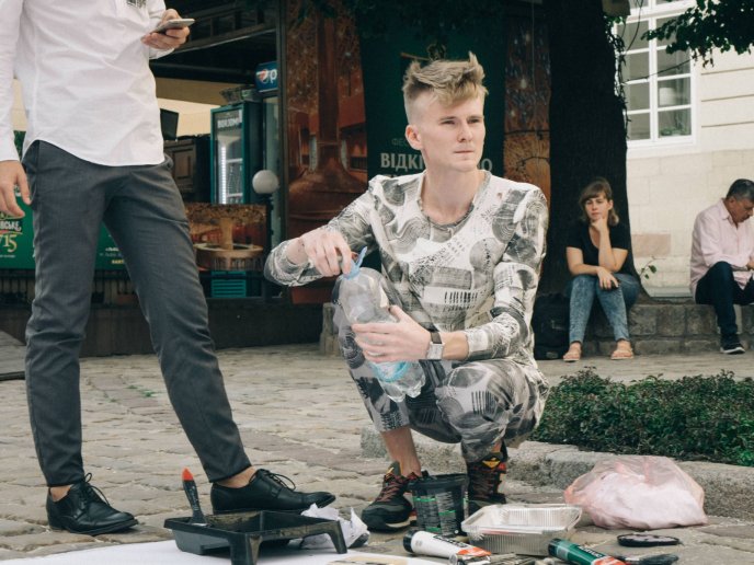 Хлопець зі Львова влаштував у центрі Ужгорода арт-шоу – 04