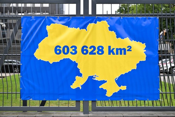 Плакат на паркані Міністерства закордонних справ Литви засвідчує підтримку України та її кордонів