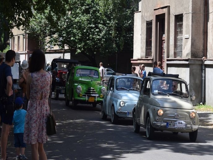 80 ретроавтомобілів і мотоциклів їздили вулицями Ужгорода – 16 80 ретроавтомобілів і мотоциклів їздили вулицями Ужгорода – 16