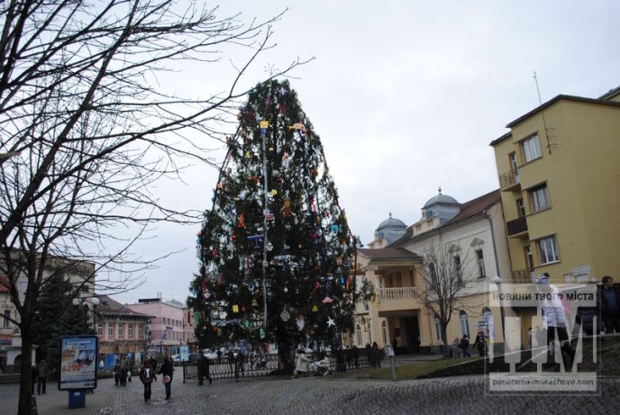 Головну ялинку Мукачева прикрасили дитячими іграшками (ФОТО) – 04