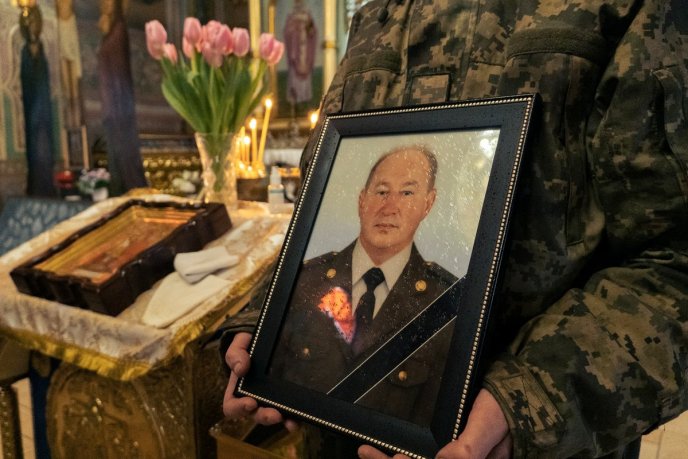 У Мукачеві попрощалися з Героєм, який загинув кілька днів тому – 02