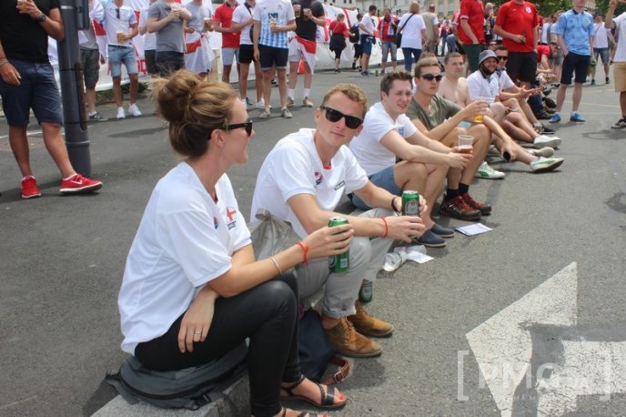 Словацькі та англійські фани розважаються у центрі французького Сент-Етьєна – 09