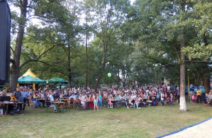 Розваги у басейні, концерт та вечірня дискотека: в центральному парку Іршави влаштували гуляння – 05 Розваги у басейні, концерт та вечірня дискотека: в центральному парку Іршави влаштували гуляння – 05