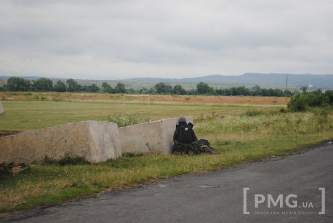 З’явилось фото із села Бобовище, де спецпризначенці оточили бійців "Правого сектору" – 03 З’явилось фото із села Бобовище, де спецпризначенці оточили бійців "Правого сектору" – 03
