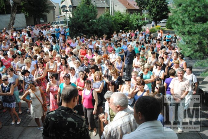 Сьогодні Мукачево мітингувало: сотні жінок перекрили дорогу та вимагали не забирати чоловіків у армію (ФОТО) – 13