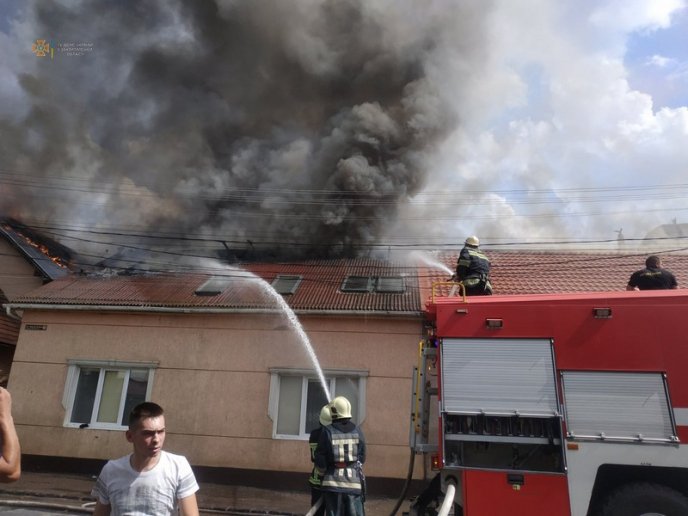  26 вогнеборців гасили пожежу у Мукачеві: подробиці – 02