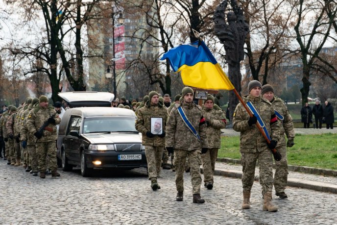 Раніше працював за кордоном: на Закарпатті поховали молодого військового – 01