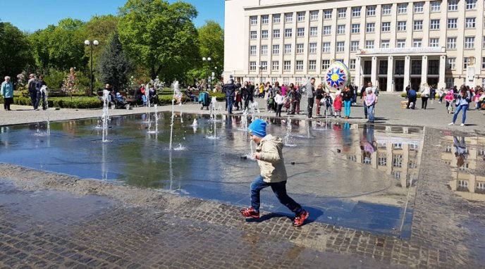 Поливаний понеділок: ужгородці кидають одне одного у фонтан – 05 Поливаний понеділок: ужгородці кидають одне одного у фонтан – 05