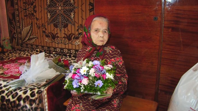 100-літня бабуся, історія життя якої гідна фільму, у день свого ювілею отримала подарунок – 01