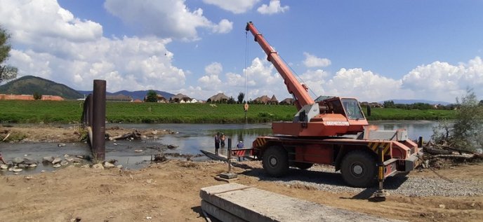 У Мукачеві почали будівництво пішохідного мосту – 01