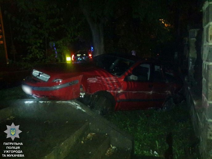 На вулиці Собранецькій в Ужгороді нетверезий водій влетів в огорожу – 02