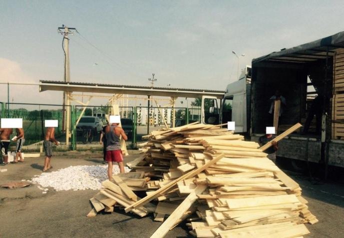 Держприкордонслужба підтвердила виявлення великої партії контрабандних цигарок на Закарпатті – 02