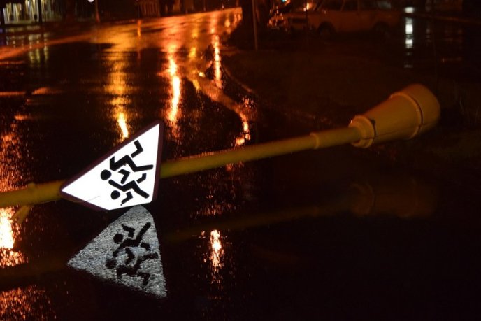 В Ужгороді на дорогу впав ліхтарний стовп – 03