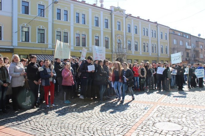 Протести у центрі Мукачева: сутички, заблокована ратуша та крики "Ганьба" в адрес мера – 06