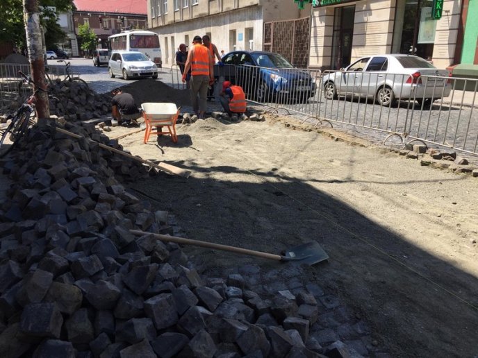 У Мукачеві триває ремонт дорожнього покриття у центральній частині міста – 02